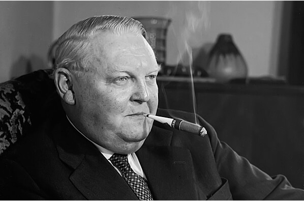 Ludwig Erhard raucht Handelsgold